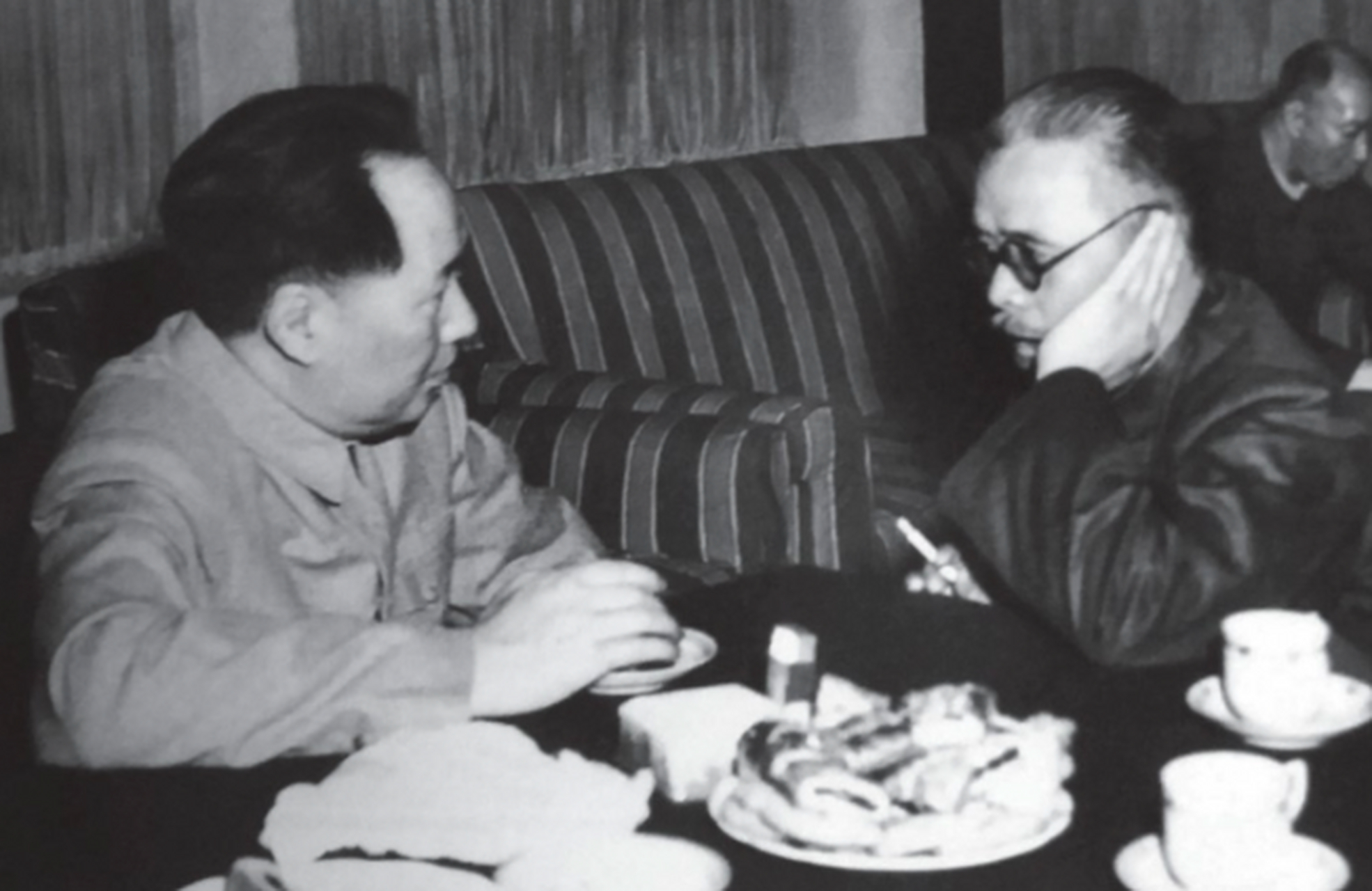 1957年在中央统战部召开的座谈会上, 张奚若对中共执政以来的作风提出