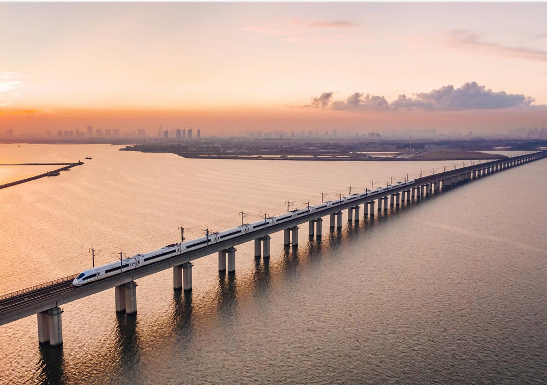 2,彰化高雄高架桥:157.39千米. 3,天津特大桥:113.7千米.