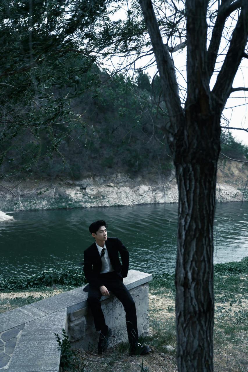 白敬亭栩栩华生盛典红毯造型大片黑西服墨镜造型好帅,漫步湖边氛围感