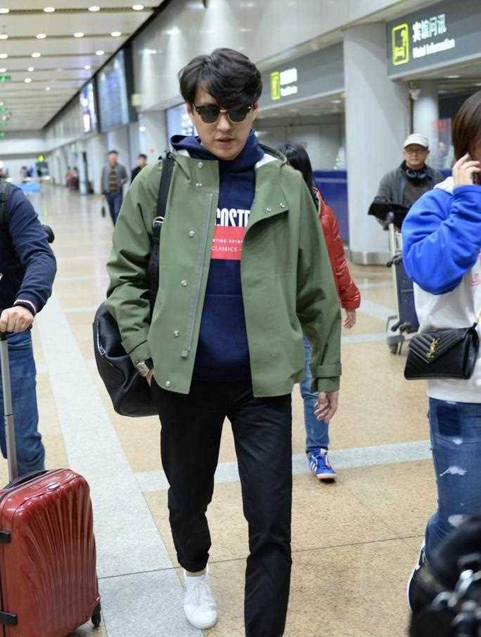 靳东机场街拍,军绿色夹克外套配休闲裤小白鞋,一身潮装搭配迷人笑容