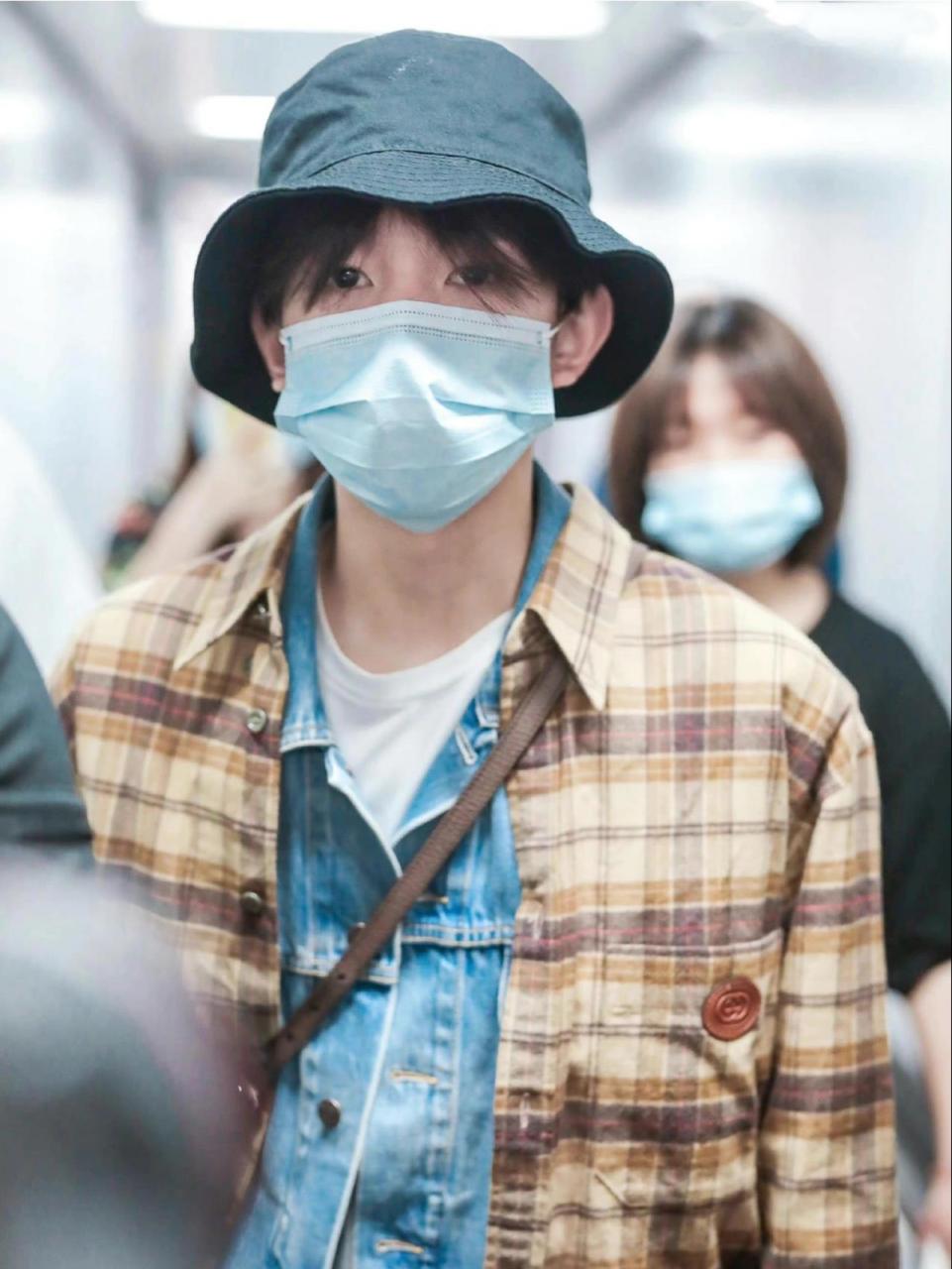 22岁的限定王源 养成系男孩 他驾驭住了男友风穿搭 渔夫帽 格子衫戴出