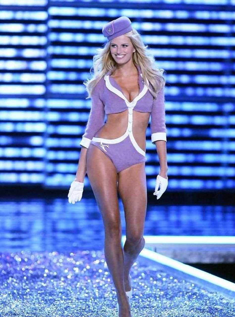 卡罗莱娜·科库娃kk维密秀场上的这套空姐look堪称经典,香芋紫色套装