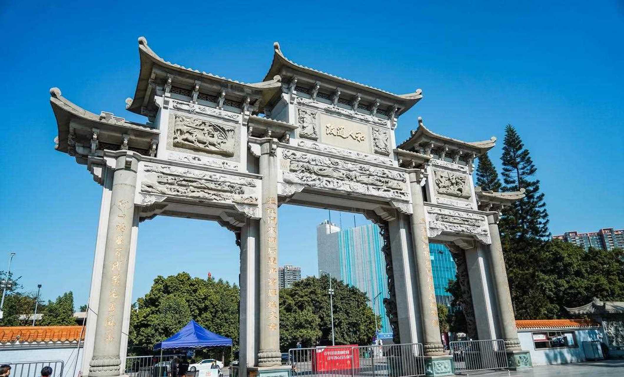 龙山公园位于广东省中山市小榄镇龙山路与沙口东路,荣华北路的交汇处