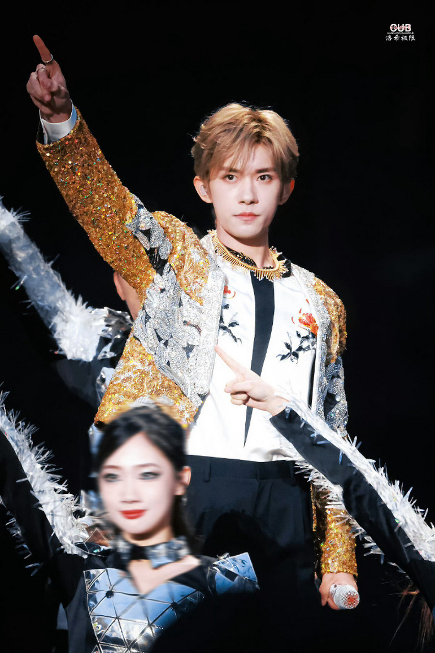 易烊千玺成功的关键在于他的低调务实,形象端正,才华出众和积极参与