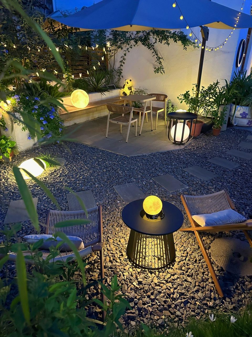 浙江一位女主,回到农村改造300㎡自建房,并晒出80㎡小院夜景图,夜晚的