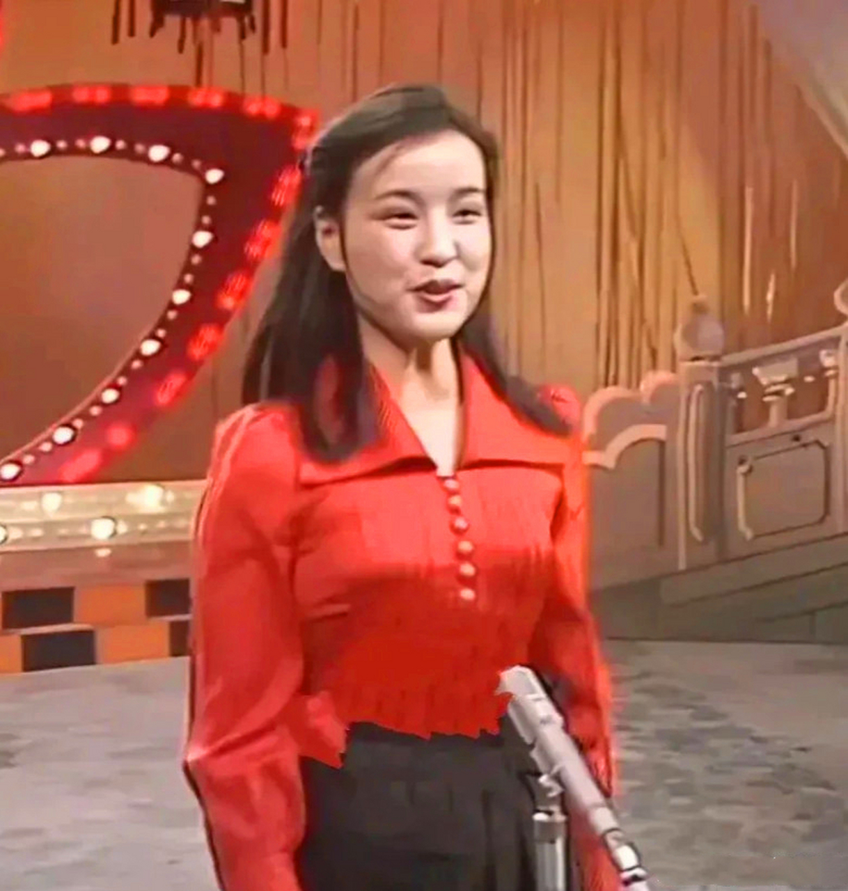 1983年,24岁的倪萍拍下了这张照片,真的太惊艳了!