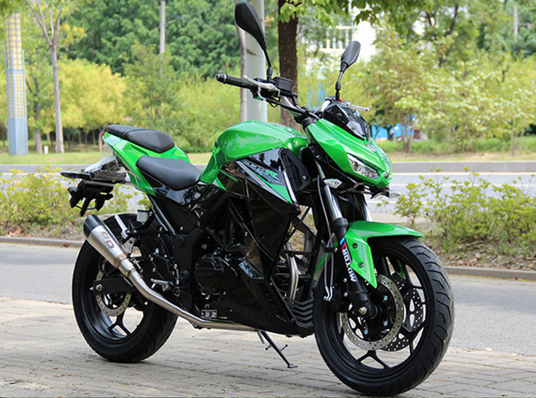 的400cc仿赛车,由于是双缸的设计,在某些方面也比单缸的ktm要强一些