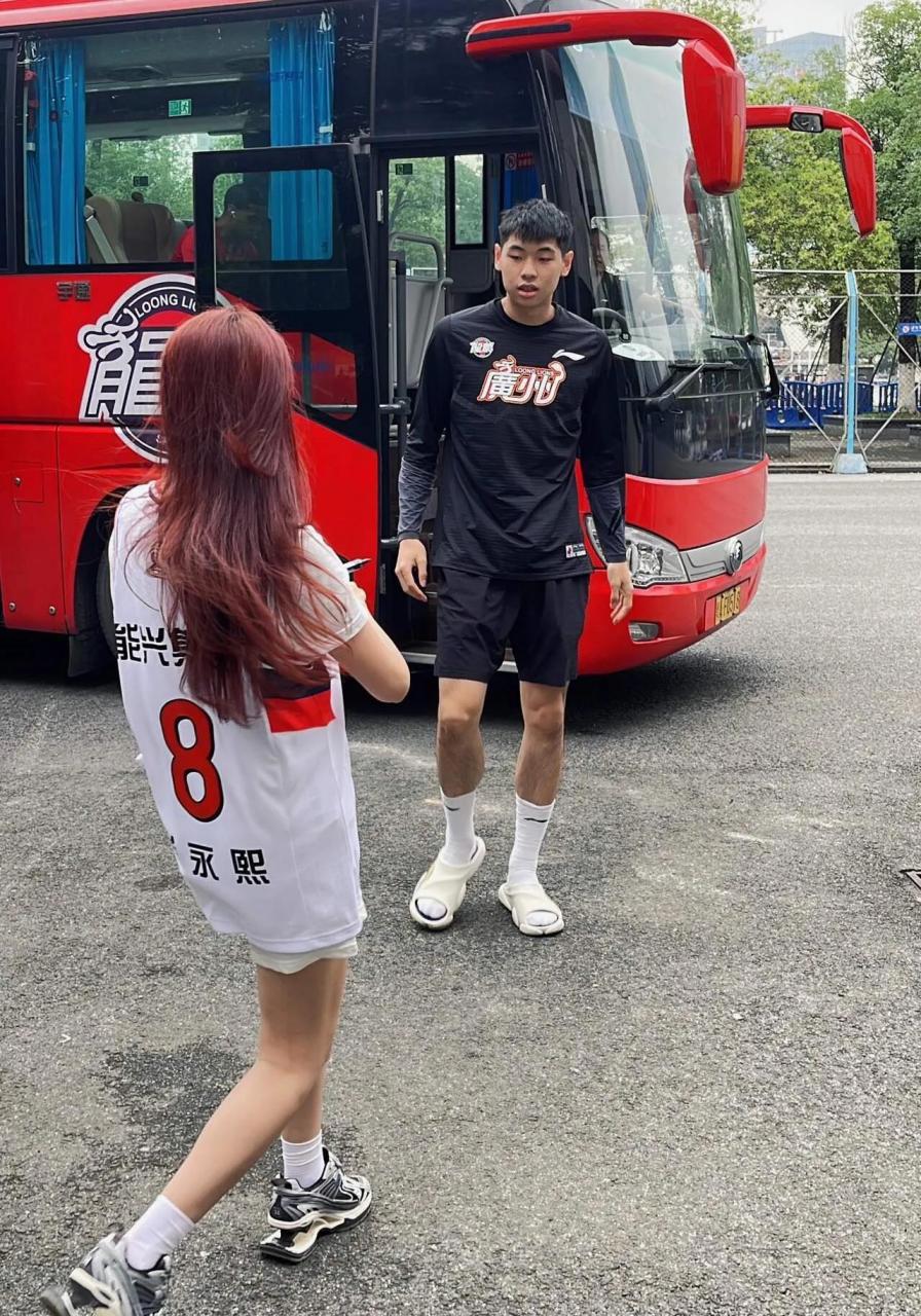 广州队崔永熙的女粉丝可真漂亮哦!看看这身高靓丽风景线!