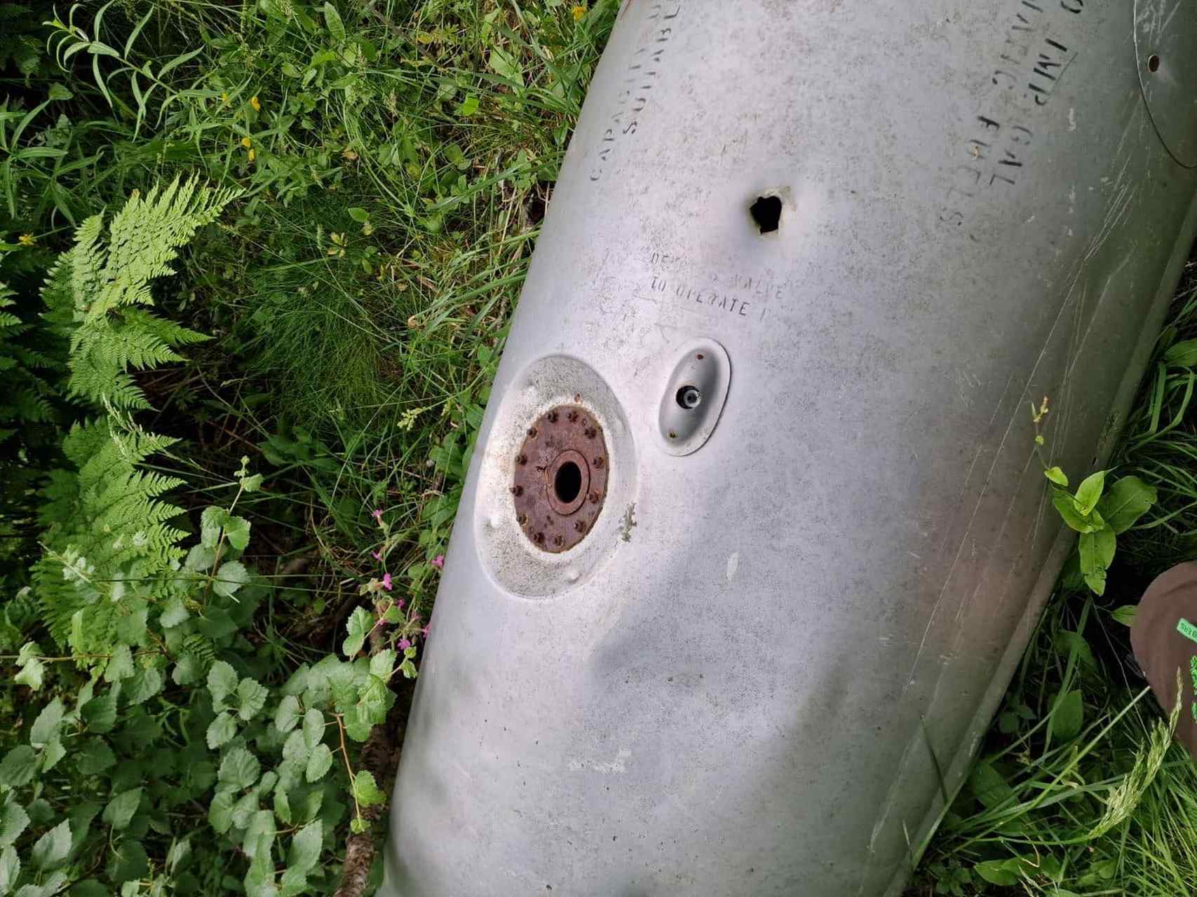 这是某军用飞机的副油箱吗?