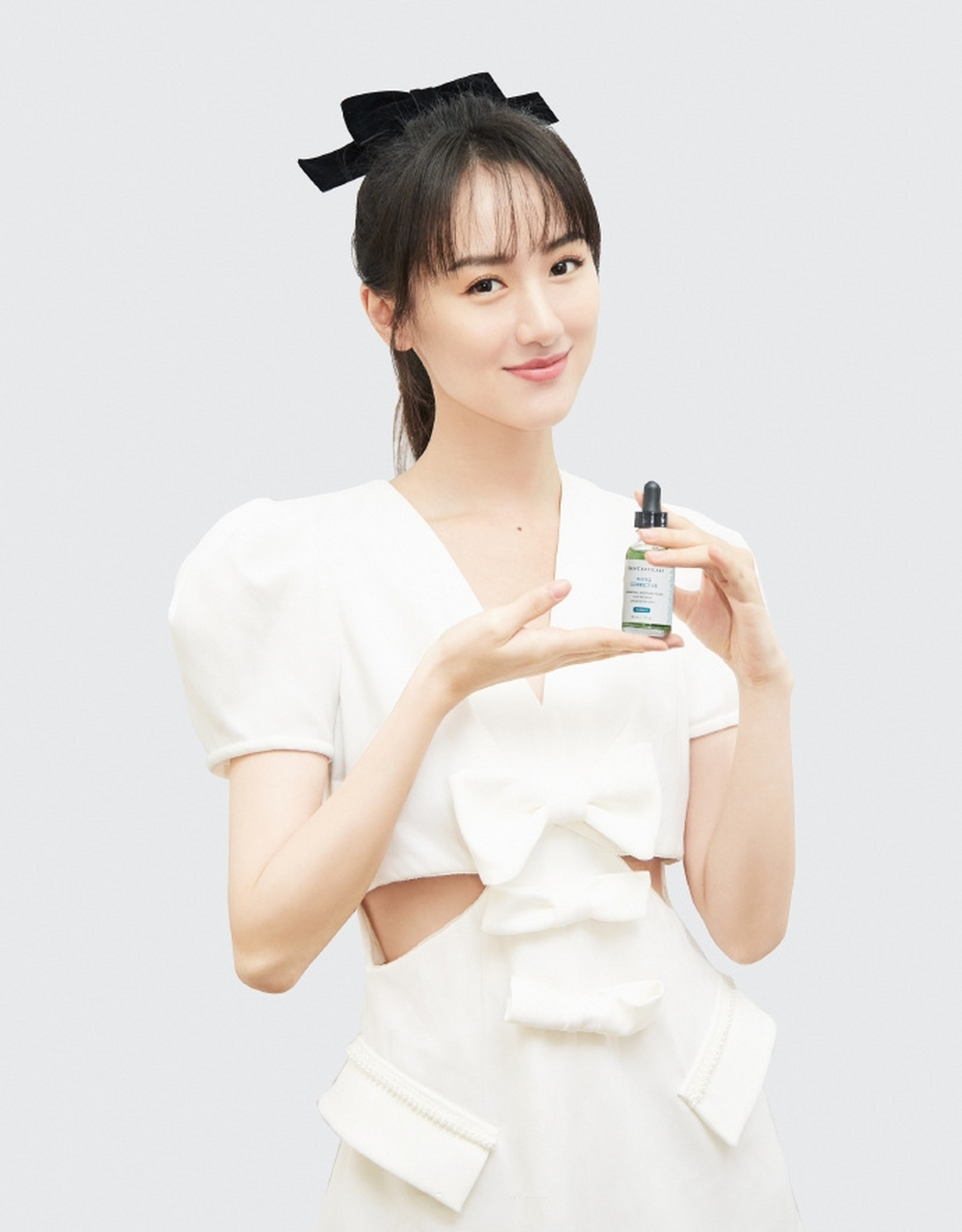 袁冰妍的白色裙很好地提升了亮度,  配上标志性的刘海,  少女的甜美