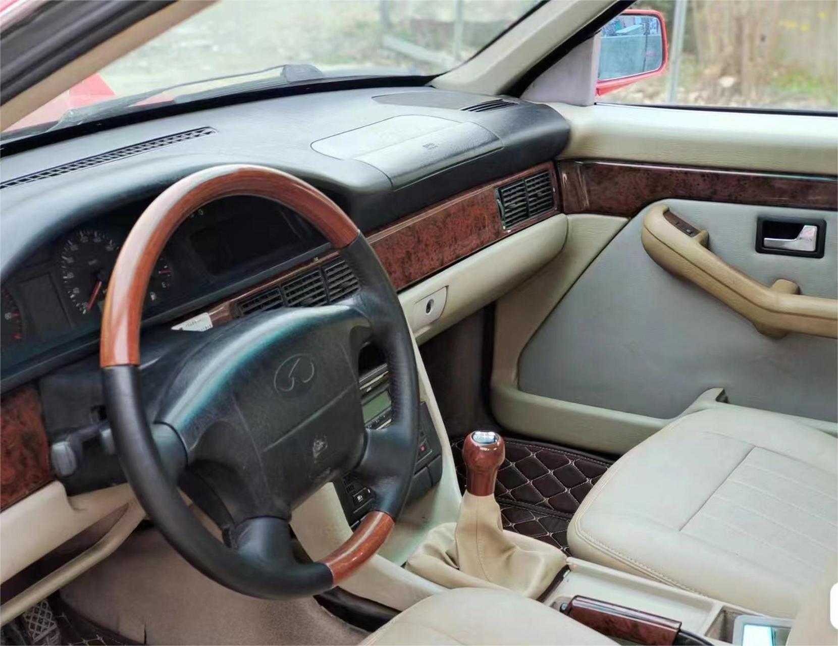 04年红旗名仕,当年也算豪车一台,行政形象深入骨髓,个性化的涂装,让人