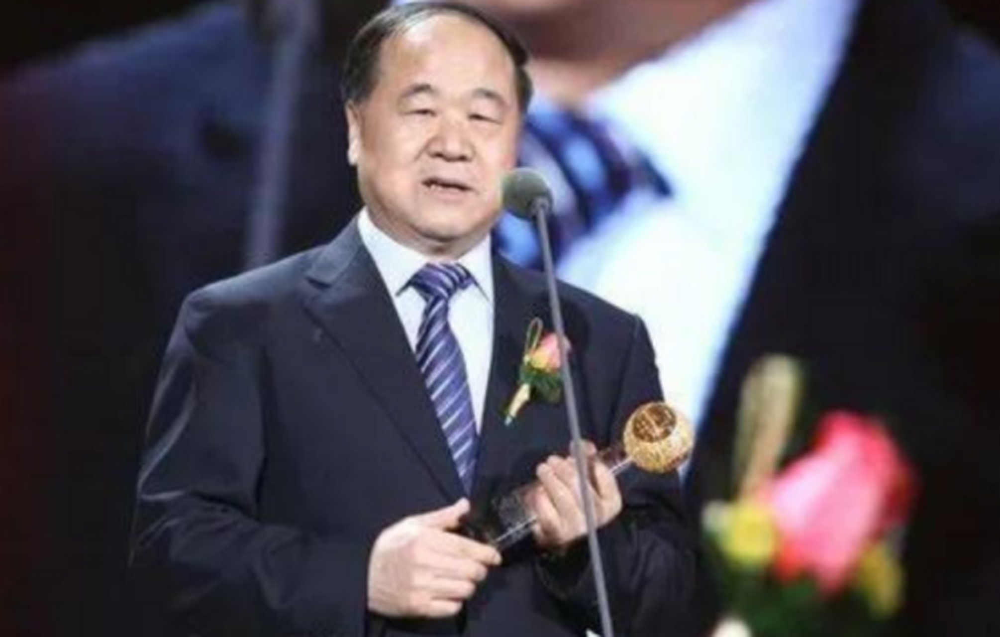 莫言的表妹覃桂英在年轻的时候,为了与院里的领导攀