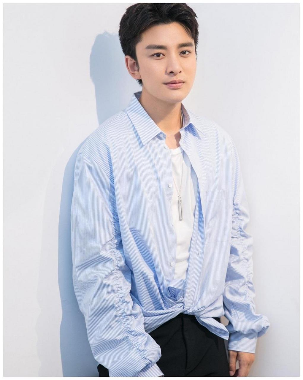 近日,有媒体拍到演员贾乃亮在聚餐结束后与一位短发美女一起回家