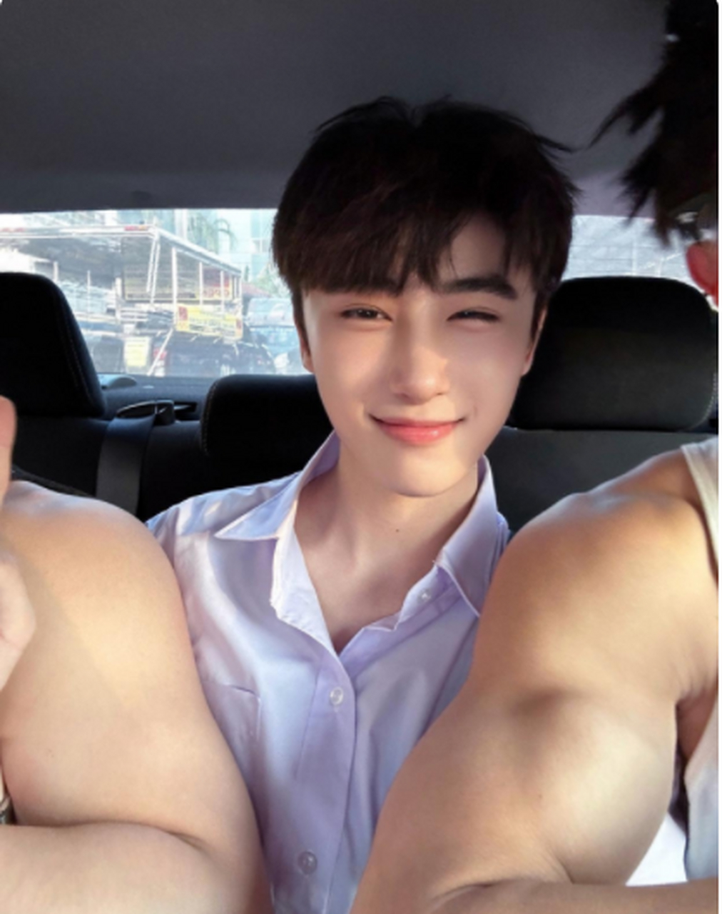 请问这是男上加男?还是左右为难?