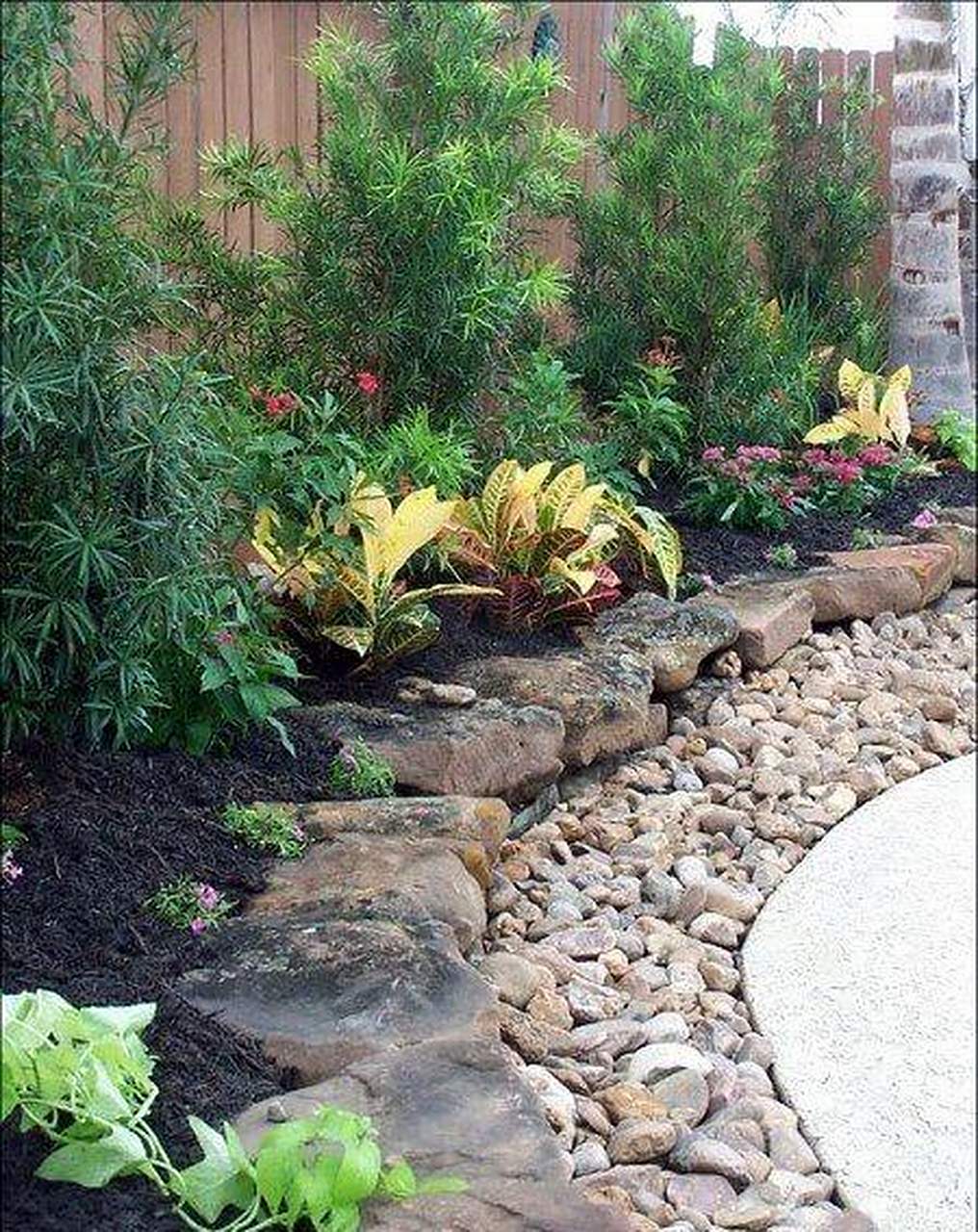 自然石花坛,让庭院多些堆砌之美  选用乡土自然石块,堆叠庭院花坛