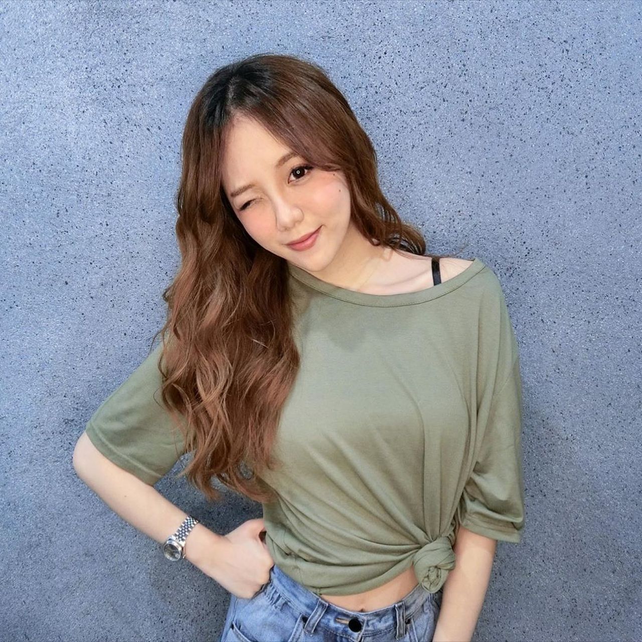 台湾美女恺恺kai祖籍云南,其ig生活照气质卷发散发熟女气息,更加唯美