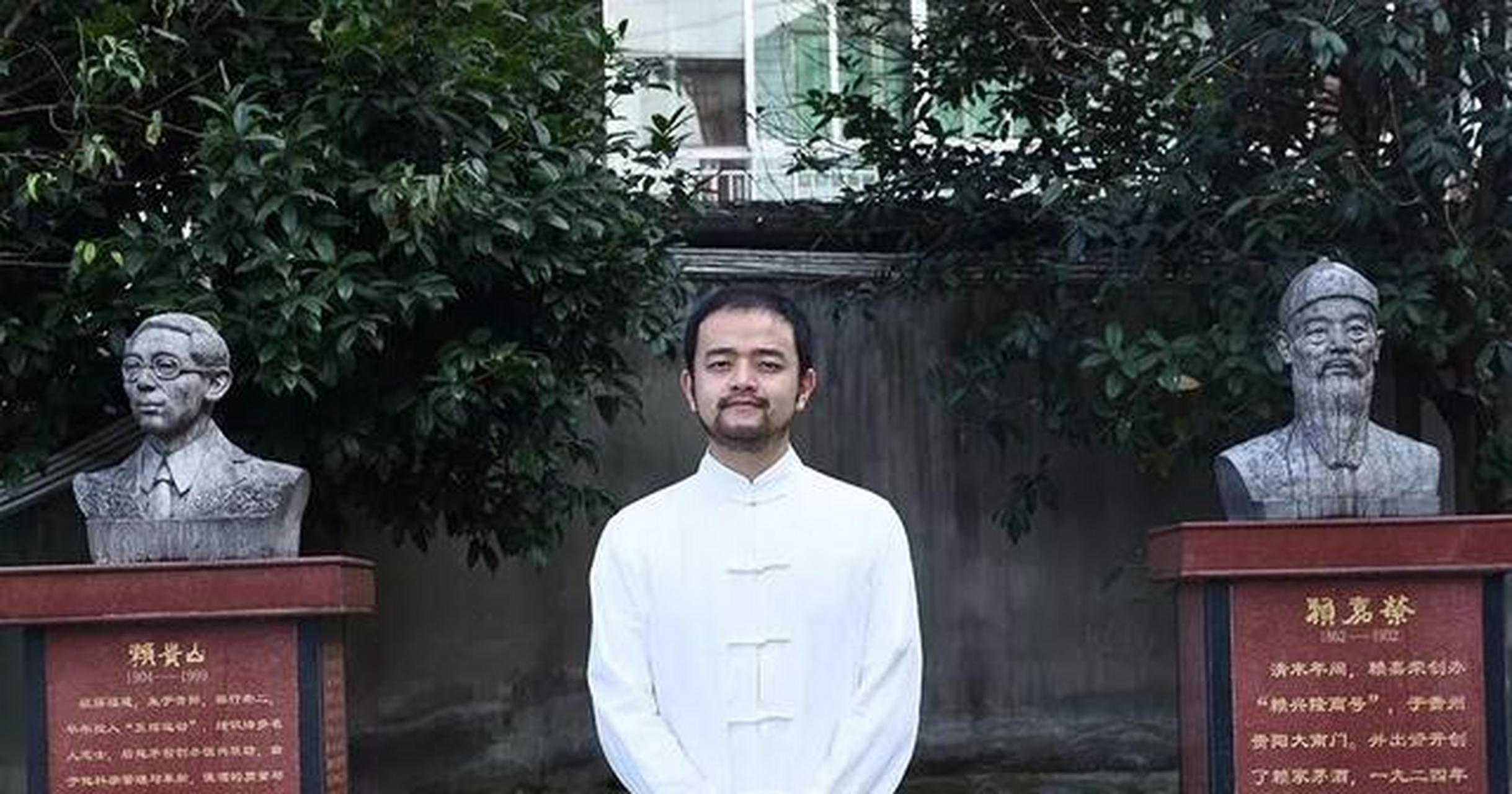 大家好,我叫赖天鹏是赖氏酱酒工艺的第四代直系传承人1902年从我的太