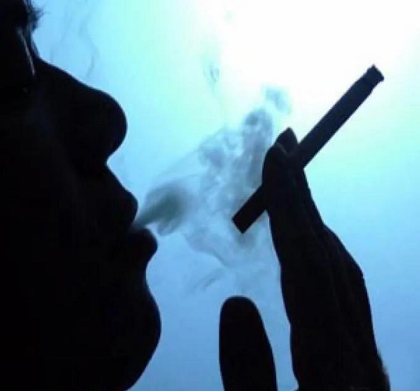 我同学肺癌了,烟龄20年,这是第一次化疗回家,没有忍耐住抽了几颗烟,他