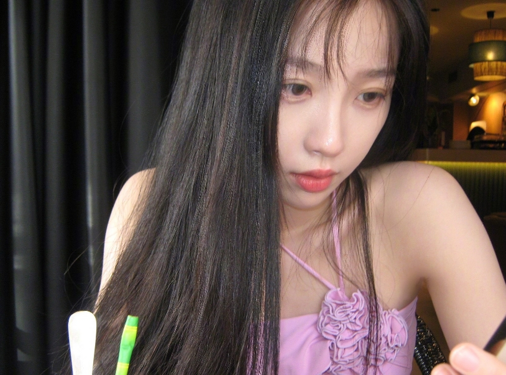 虞书欣穿粉色挂脖吊带甜美又性感,表情甜笑卖萌#虞书欣# #王鹤棣