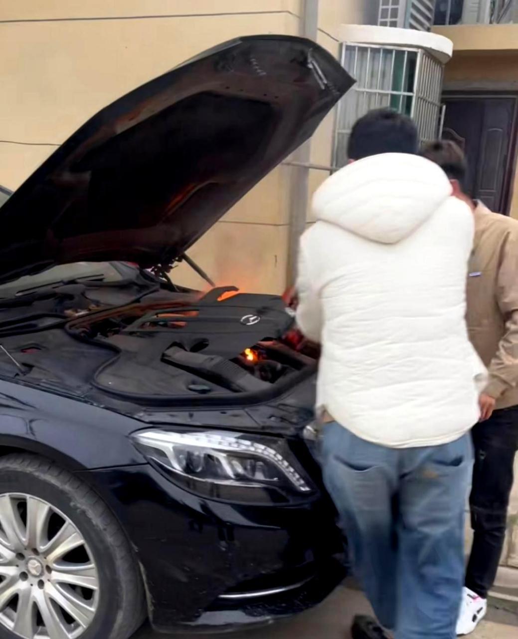 汽车引擎盖下起火,原因不明