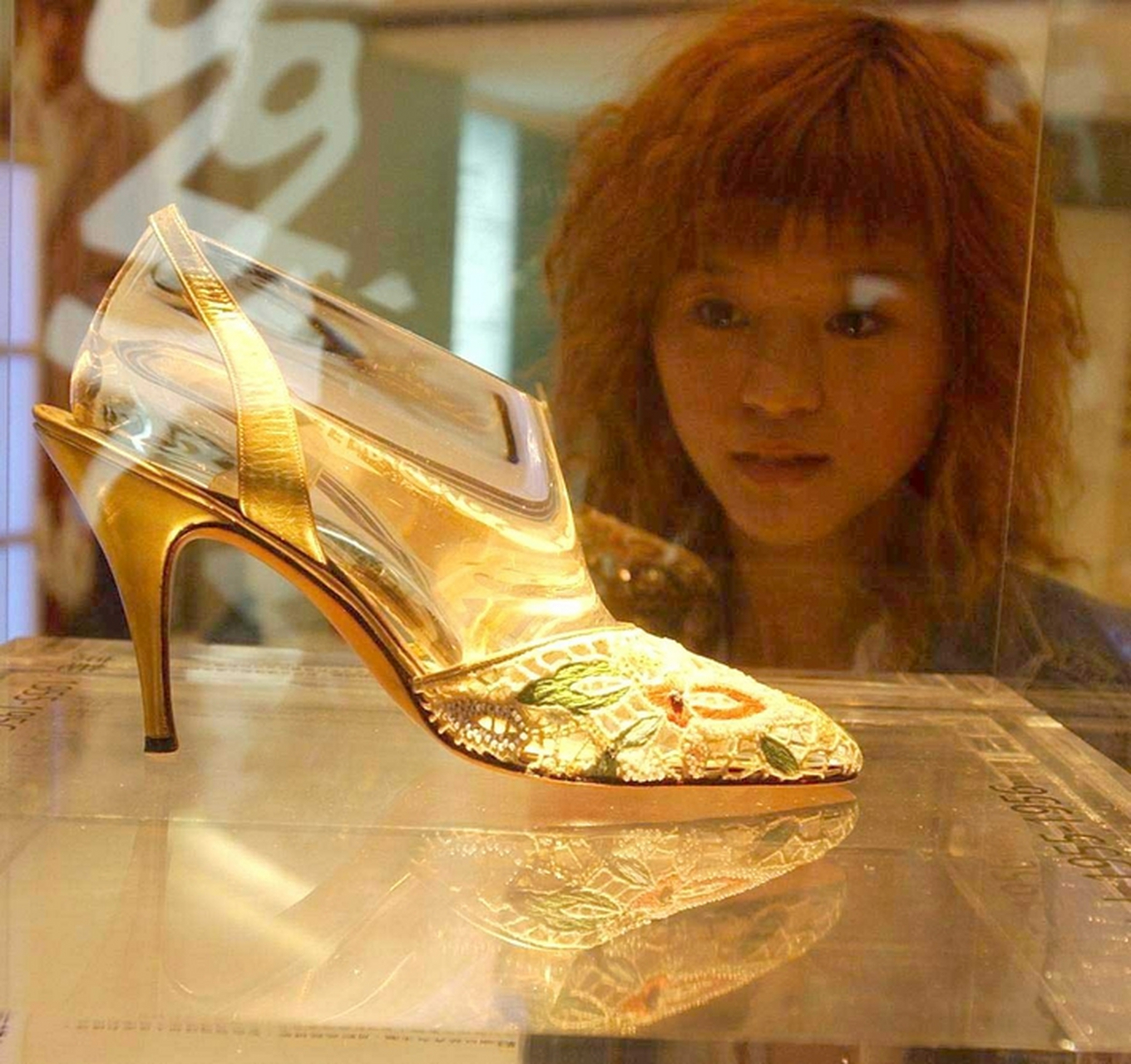 珍贵历史照片# 90年代末,外国时尚品牌鞋子进入成都商场.