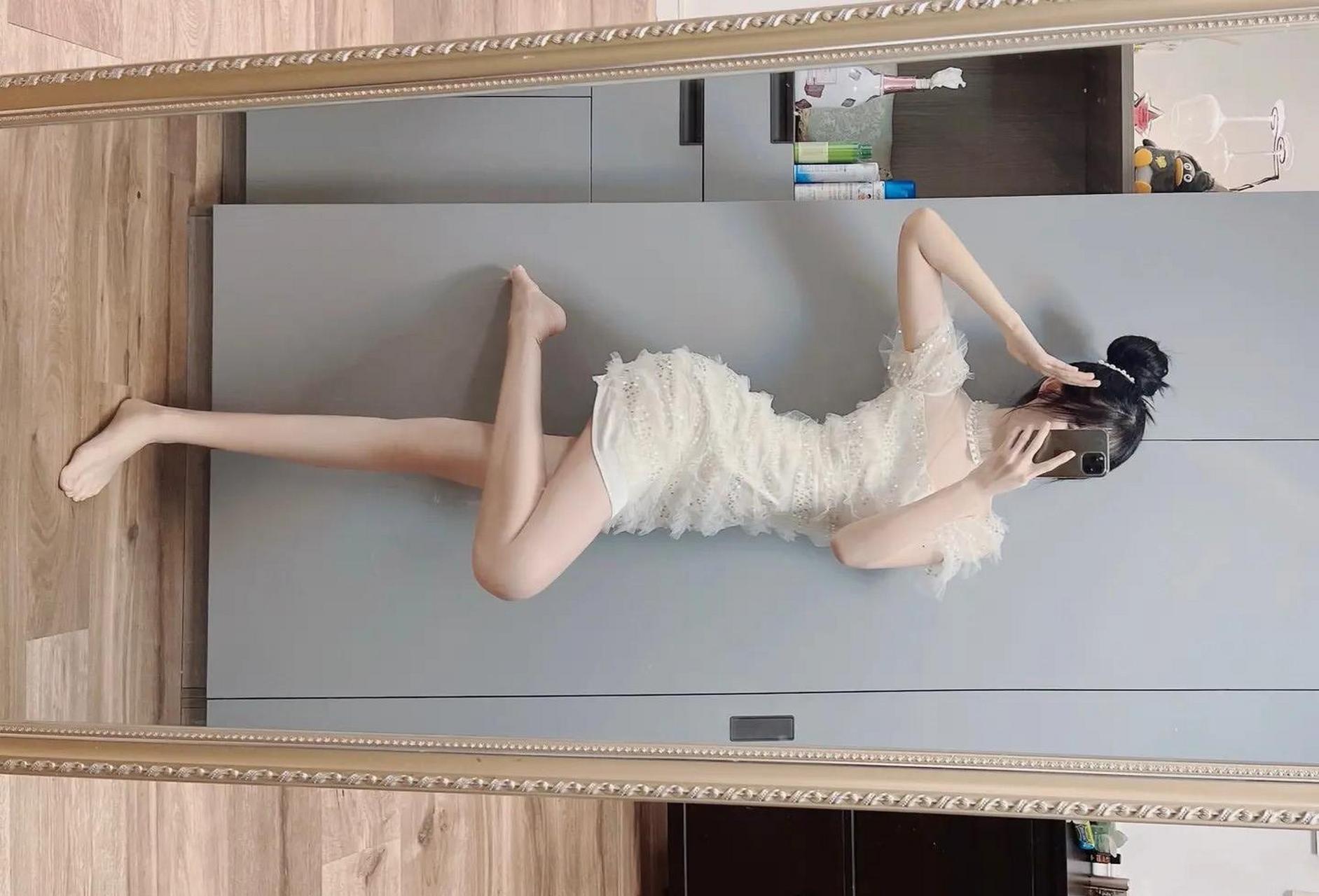 美女图集:肉色丝袜,模特般的身材,工作制服的美拍,迷人可人 美女图集