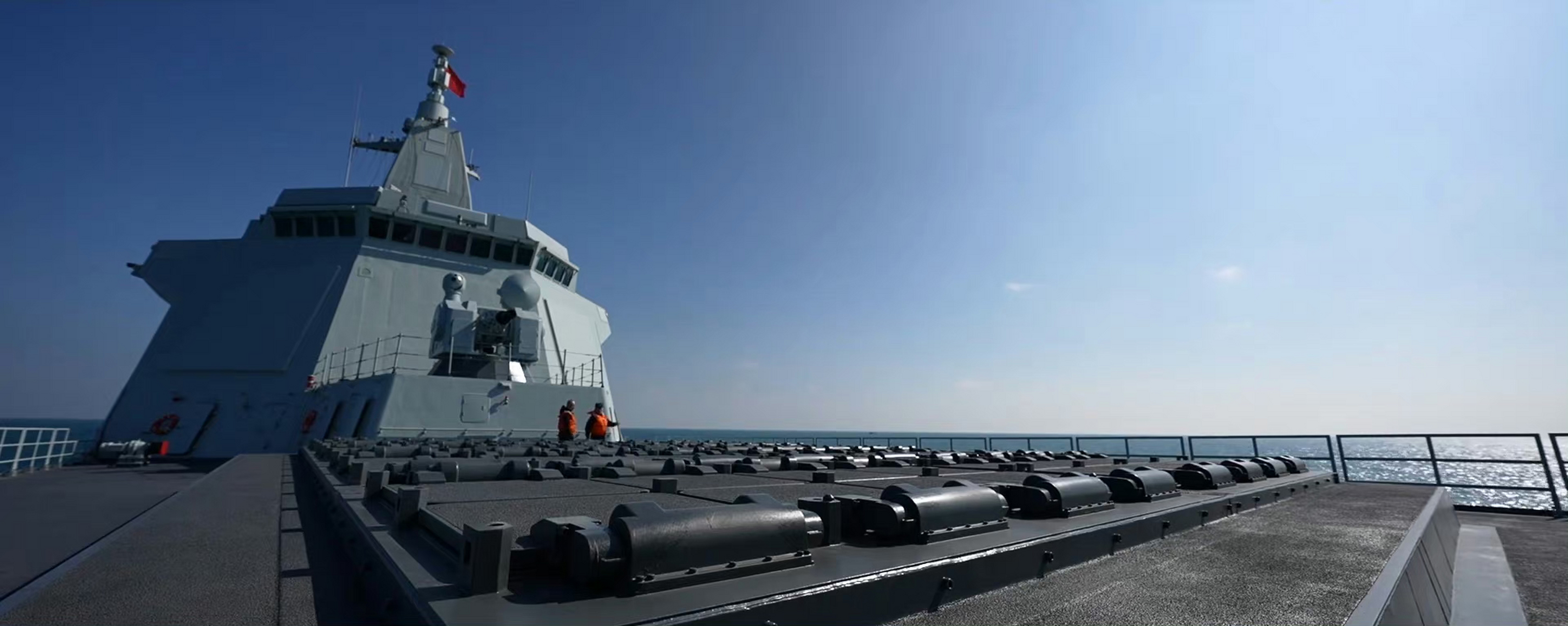 我国海军055大型导弹驱逐舰配装的舰载导弹垂直发射系统,舰艏64单元