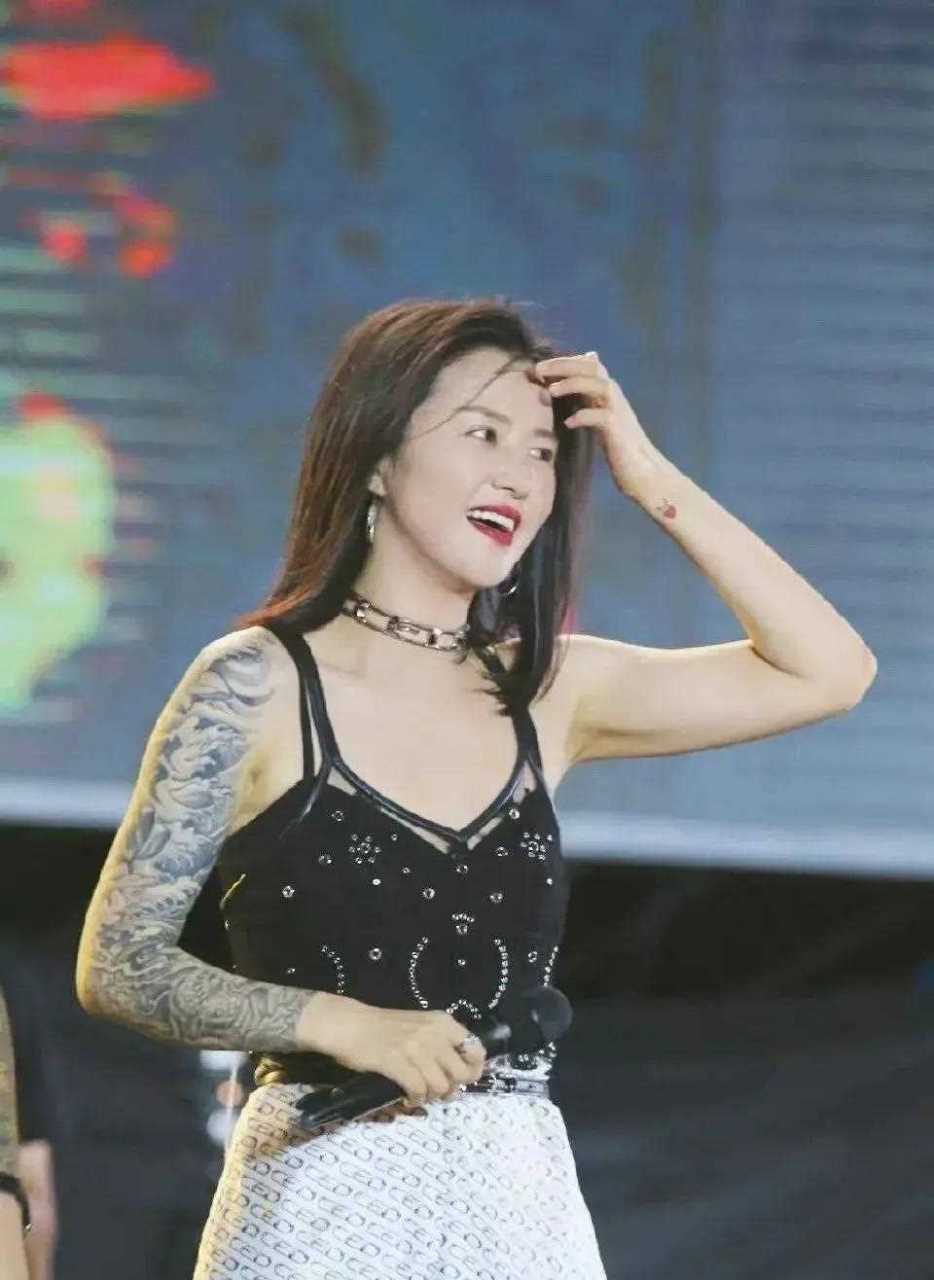 如果没有这大花臂,谭维维是不是会更火?这纹身着实欣赏不来