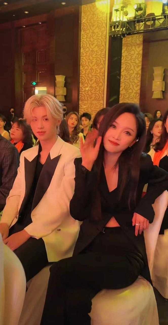 今天韩庚和王一博还有吴宣仪,杜华,黄明昊,毕雯珺一起出席乐华上市