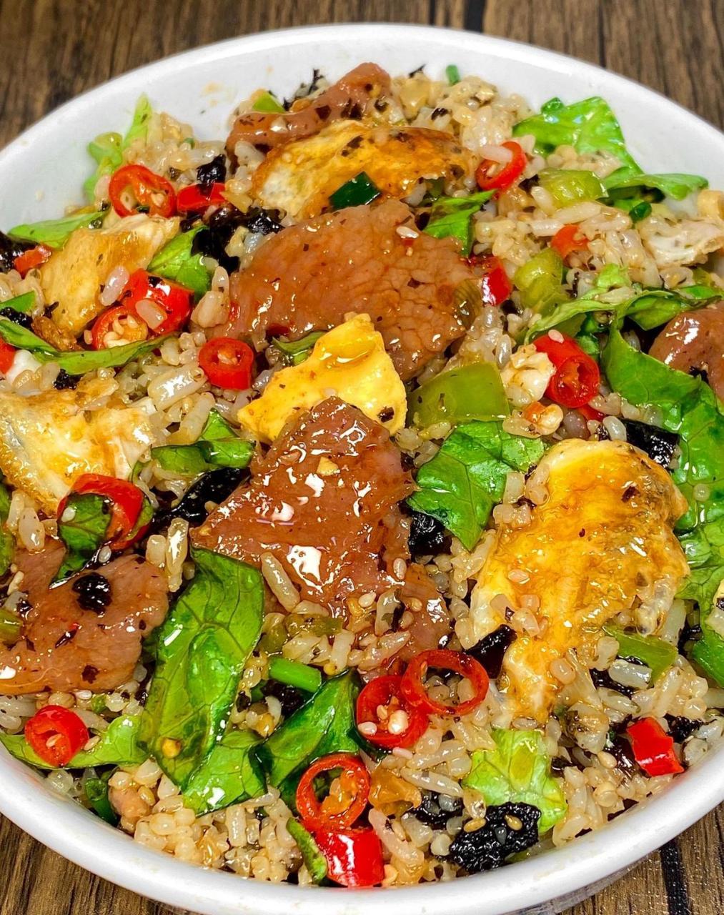 家人们今天才发现牛肉海苔拌饭这么好吃,真的绝了 牛肉焦香嫩滑生菜