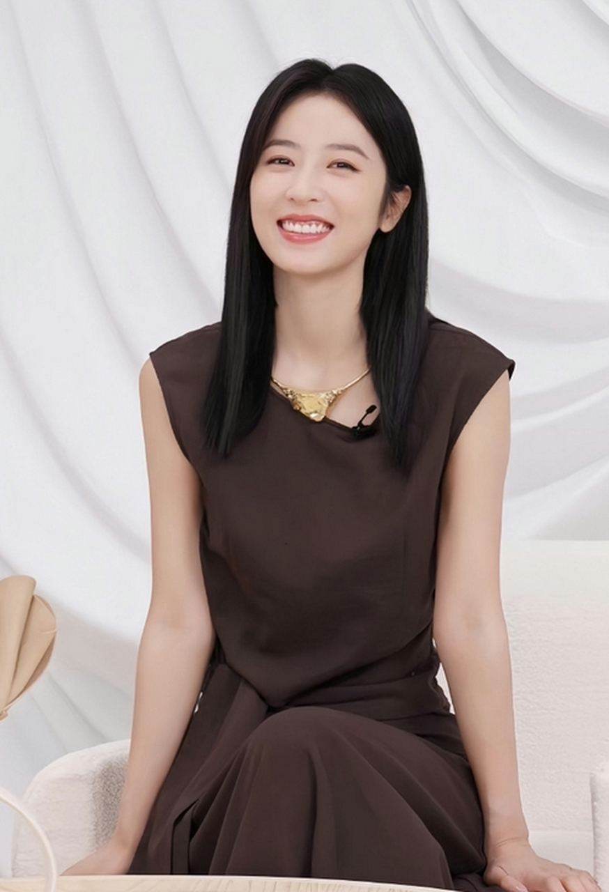 周雨彤黑长直造型惊艳亮相,展现出她的独特魅力.