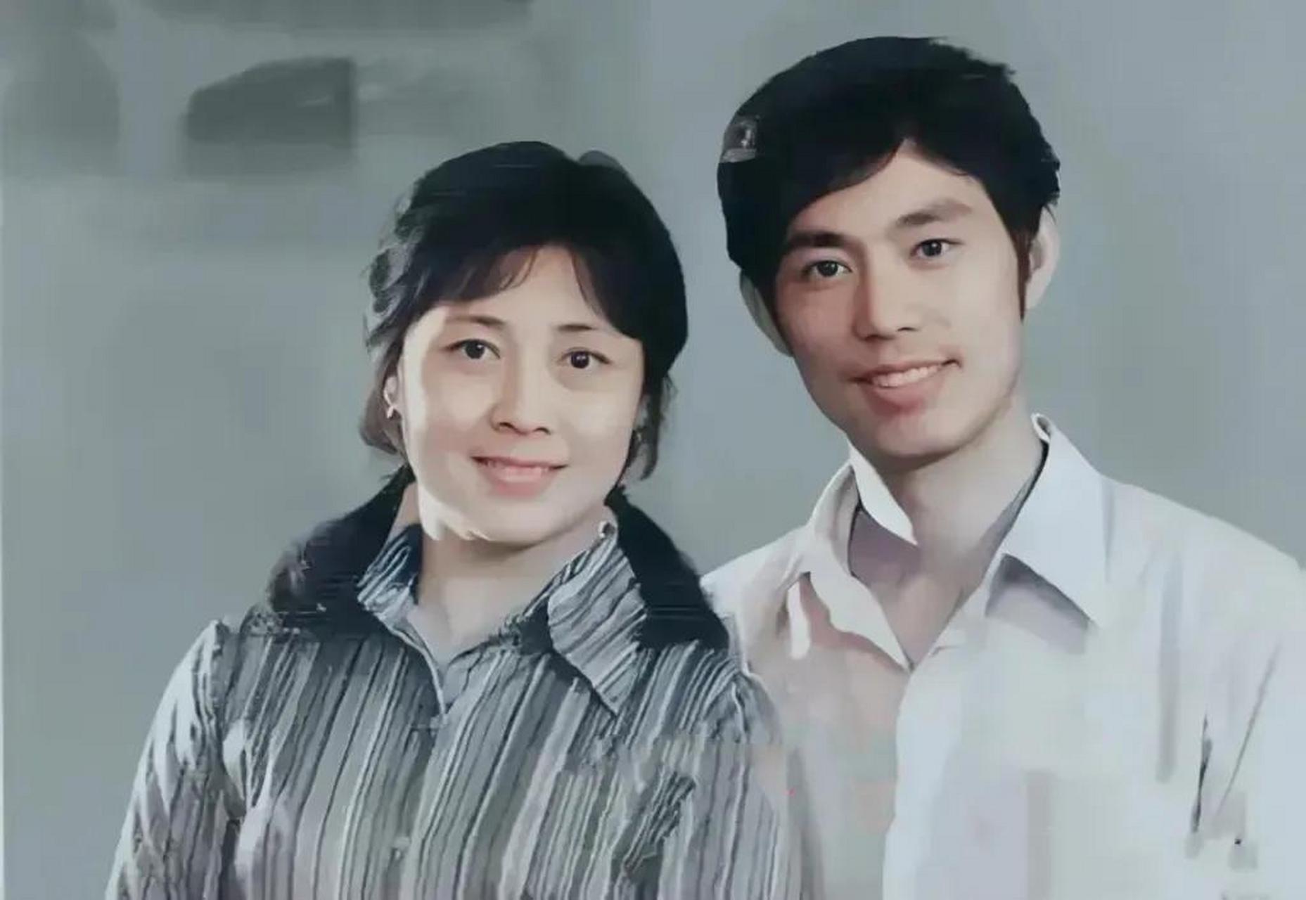 1972年,"刘三姐"黄婉秋和她的丈夫的结婚照.俩人郎才女貌,非常般配.