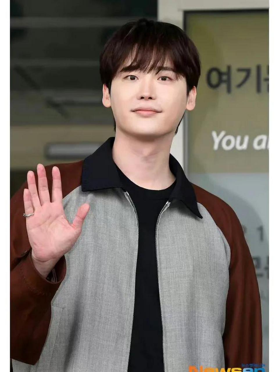 李钟硕身形挺好的,不知道为什么就显脸胖?