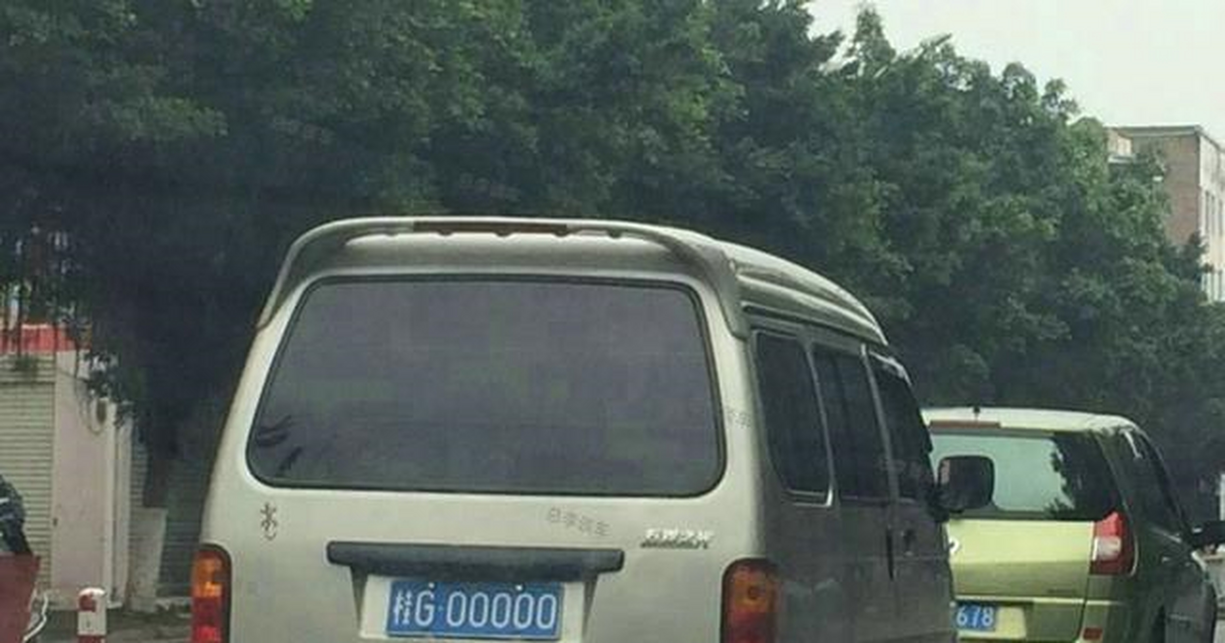 渝a00000的所属地是重庆市,车子不值钱,牌照价值一辆奔驰迈巴赫s级,在