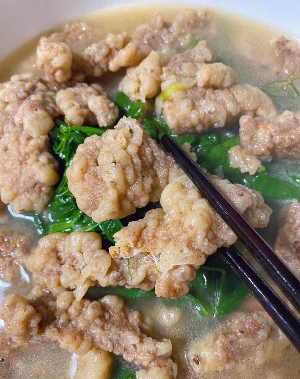 天气一冷就想喝点暖暖的酥肉汤[鸡蛋]酥肉和豌豆尖一定是冬天喝汤的