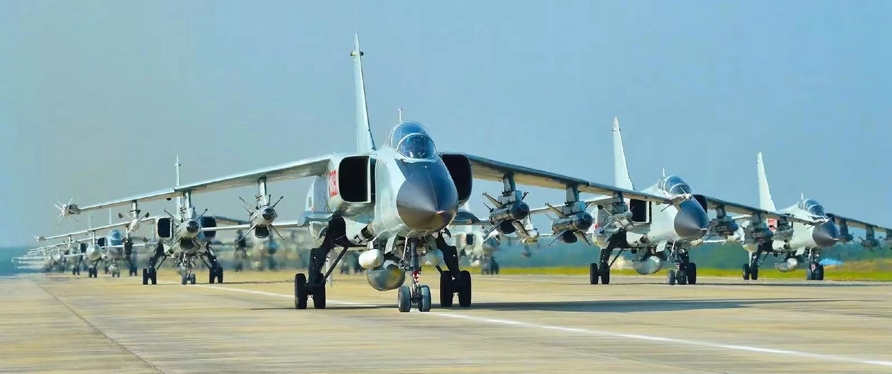 中国歼轰-7a歼击轰炸机和印度空军美洲虎攻击机,前者是我国空军主力对