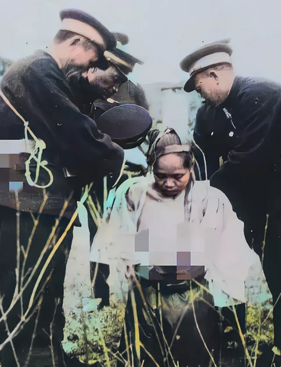 1926年,南京,女死刑犯在刑场等待处决,一张珍贵的老照片,镜头中这名女