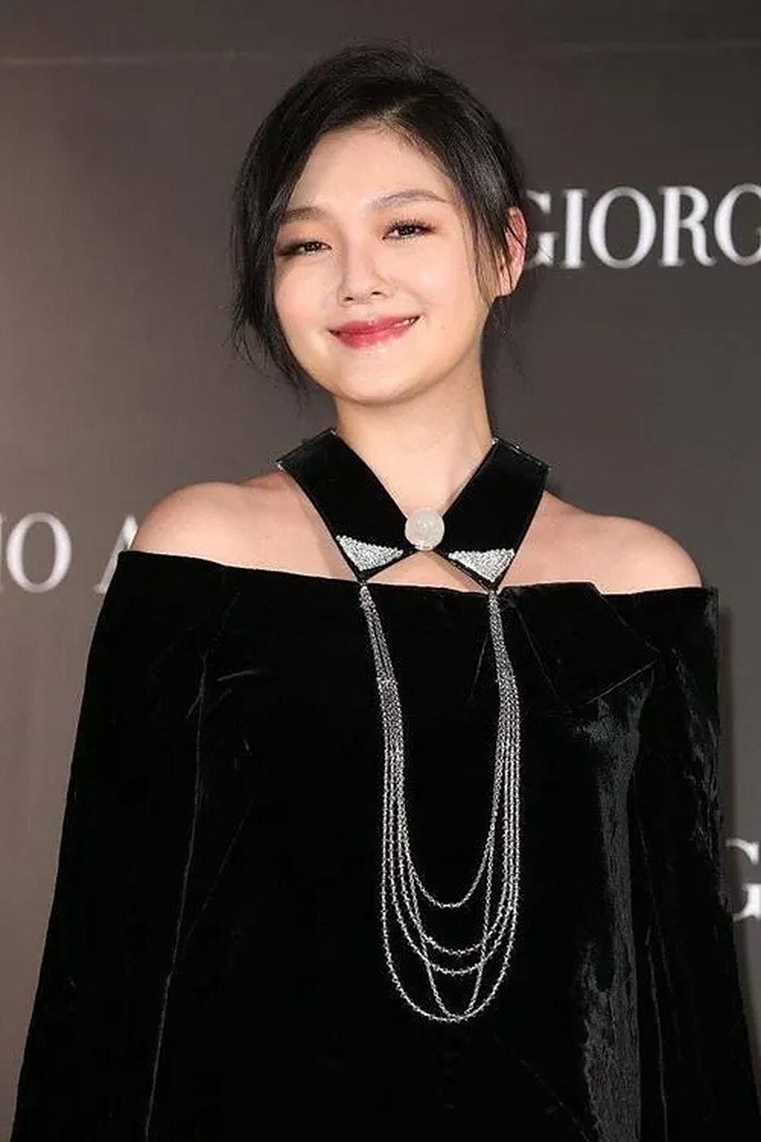 年轻时大s穿着全球限量版的高跟鞋,再穿着露肩包臀裙,身材凹凸有致