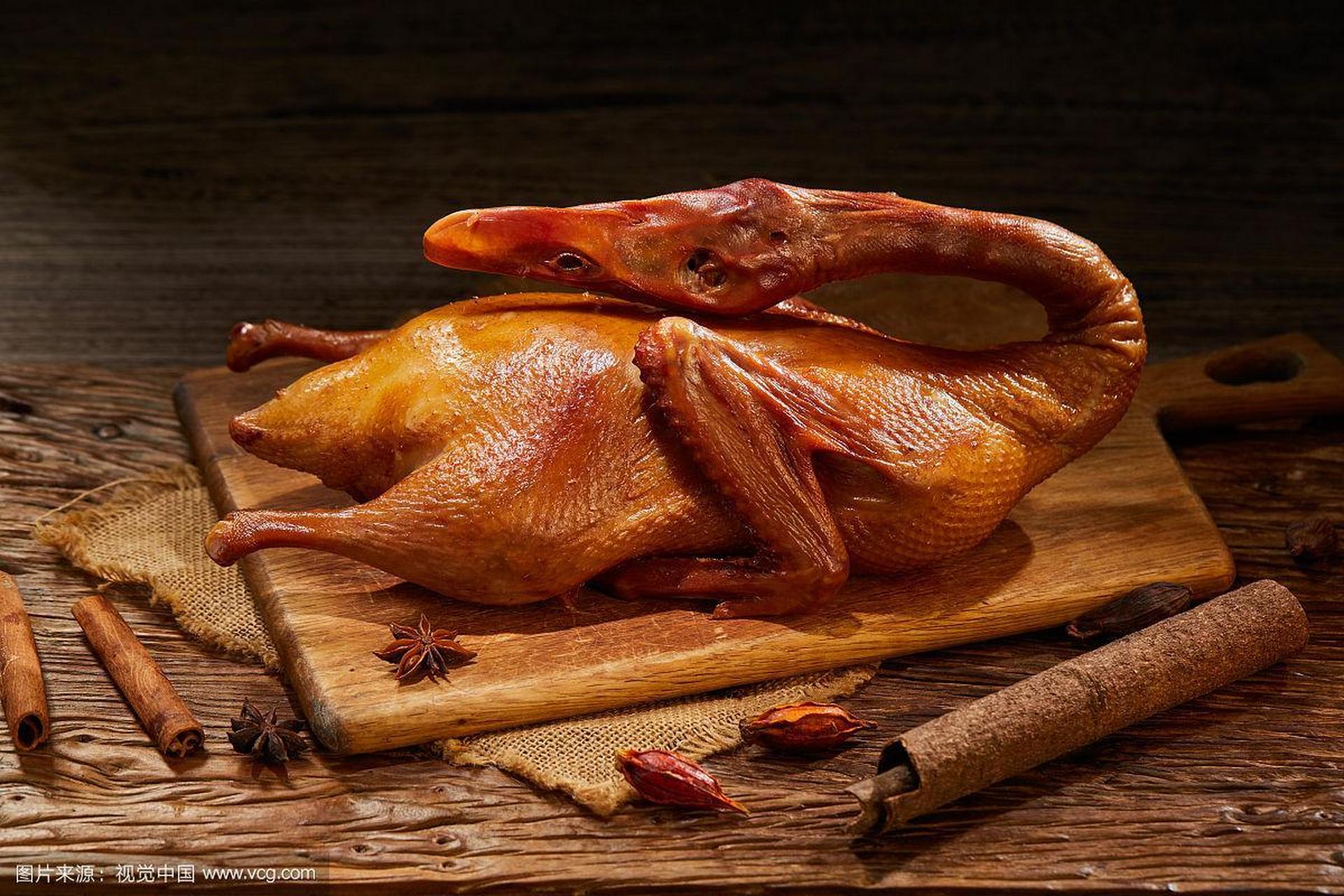 99五香卤鸭的做法99  99五香卤鸭是一道美味的传统中式卤味菜肴