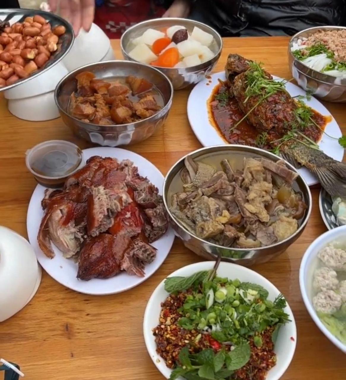 梦见在酒席上吃饭（梦到自己在吃酒席） 梦见在酒菜
上用饭
（梦到本身
在吃酒菜
） 卜算大全