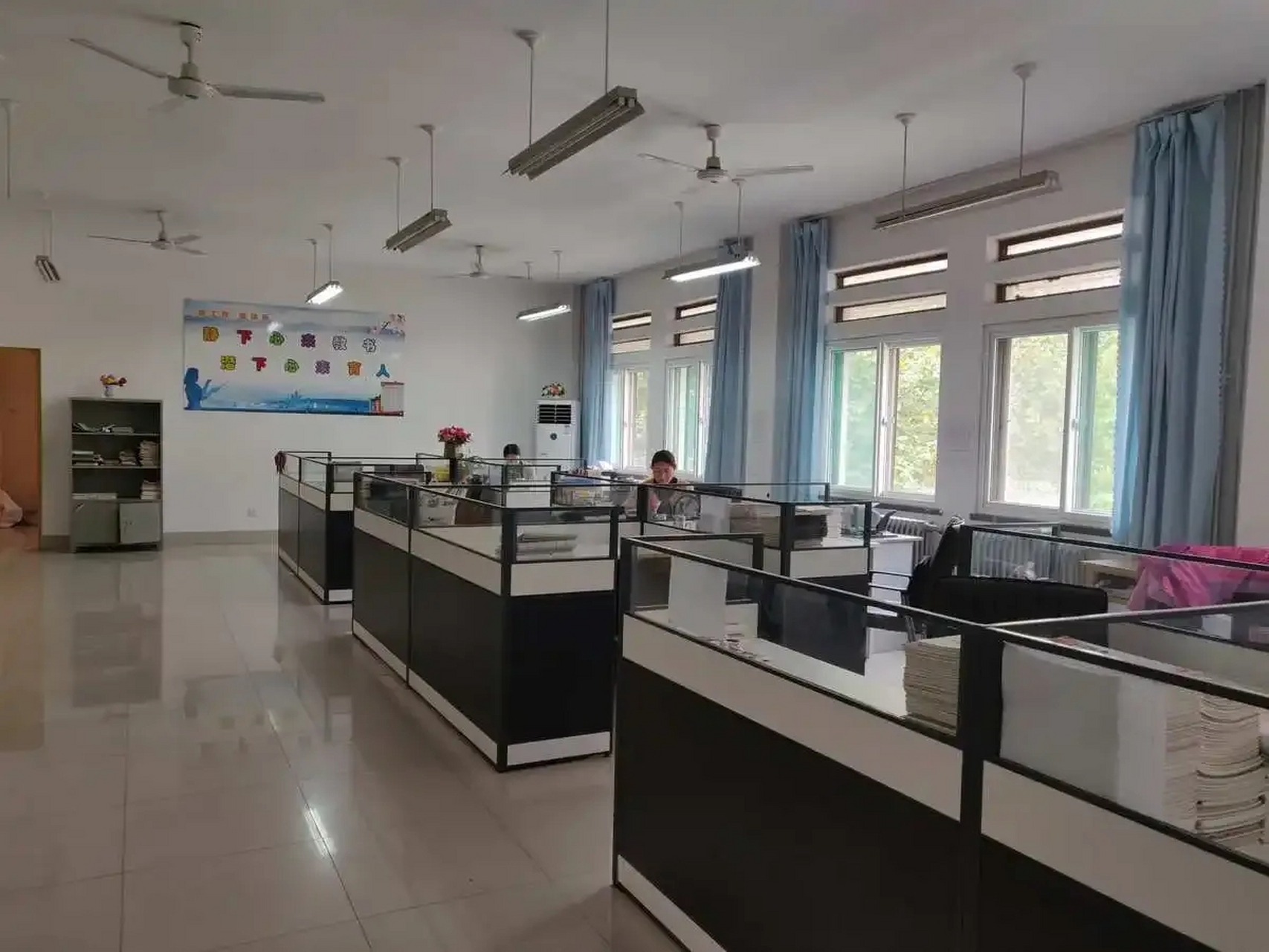 我办公室全是女老师