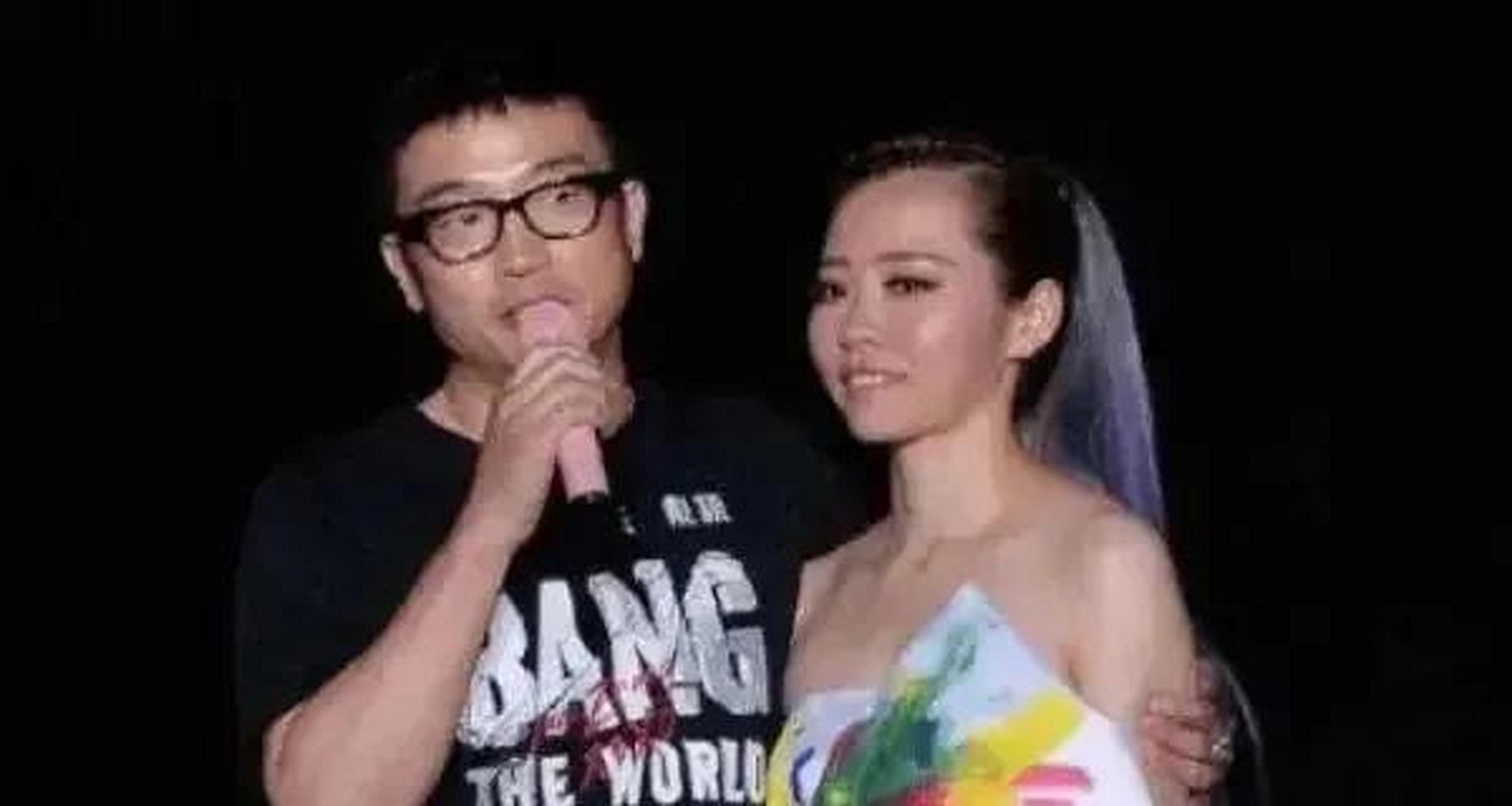 百家号星火计划# 网上曝出张靓颖与男友陈秋莳同好友深夜泡吧玩乐