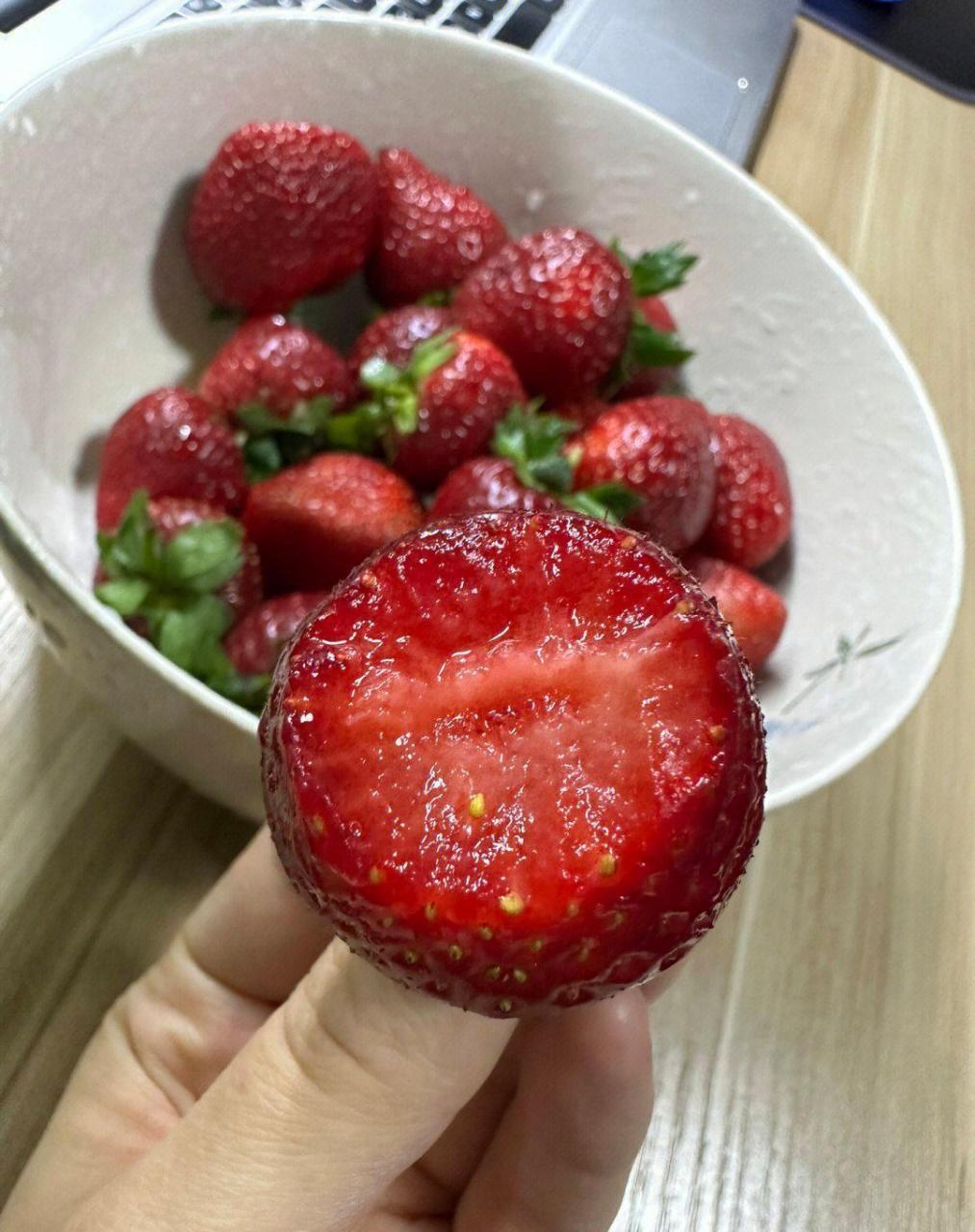 大凉山黑珍珠草莓,大凉山西昌黑珍珠草莓,给你非一般的口感!