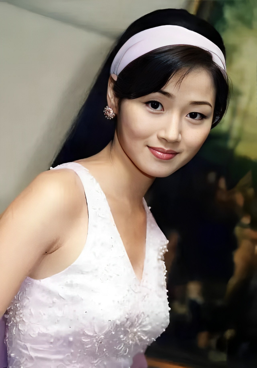 1989年,19岁的万绮雯在亚洲小姐大赛中获得亚军后进入娱乐圈.