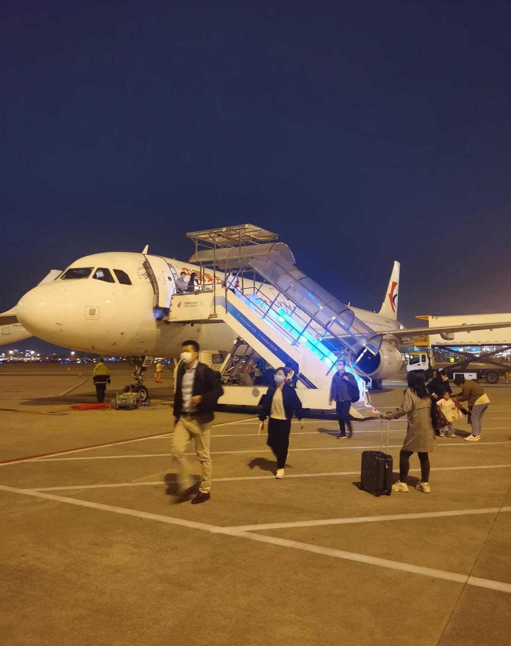 上海虹桥机场,周五晚上非常难打车,滴滴进不去停车场,乱成一锅粥,打车