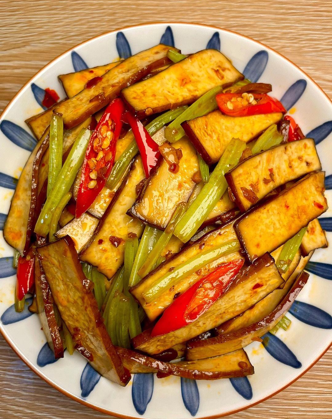 豆腐干切片水开后倒入豆腐干红油香豆干摆盘照片炒素鸡豆腐豆瓣酱炒