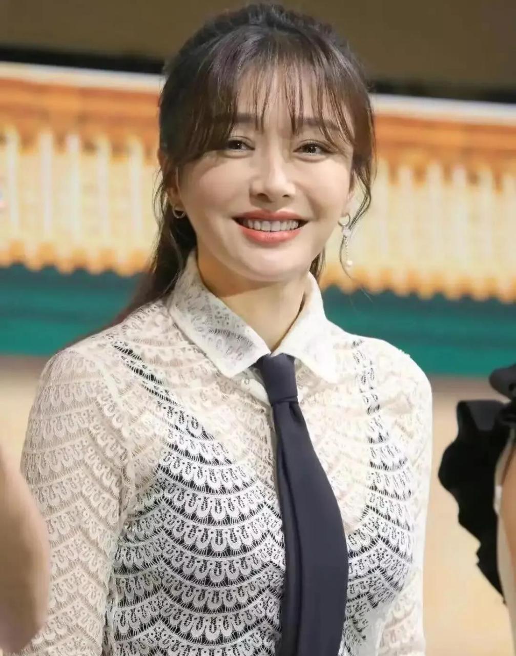 只不过扎了一个高马尾,搭配稀薄的空气刘海,直接嫩出了高度,40多岁