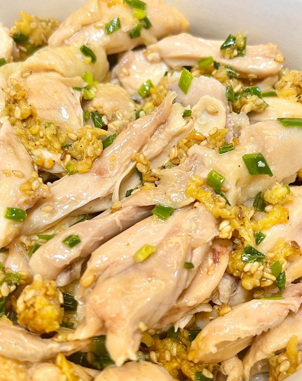 415油热下姜翻炒30秒,离火加入葱花,芝麻.515加入调料:蚝油一