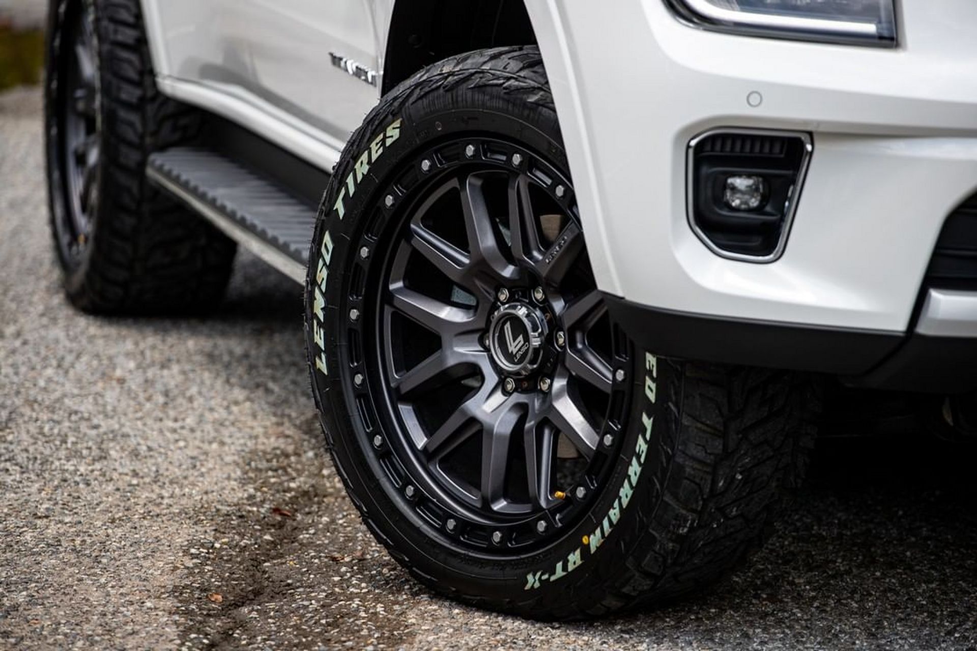 全新福特撼路者,实车进行了改装,在轮毂上有点更加越野的感觉,这一代