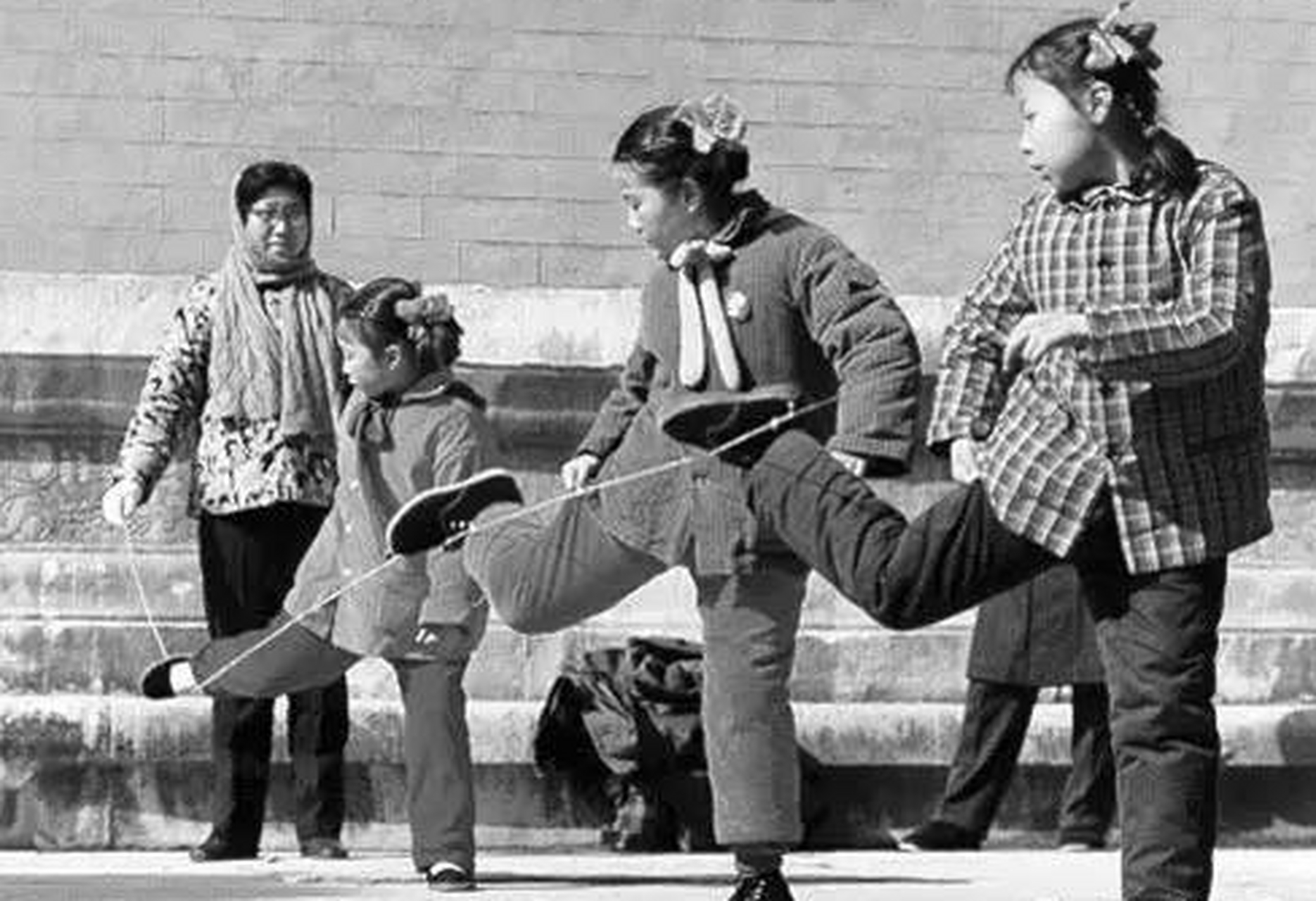 历史老照片: 跳过房子,玩过跳皮筋,拐车轱的人都已经长大了.